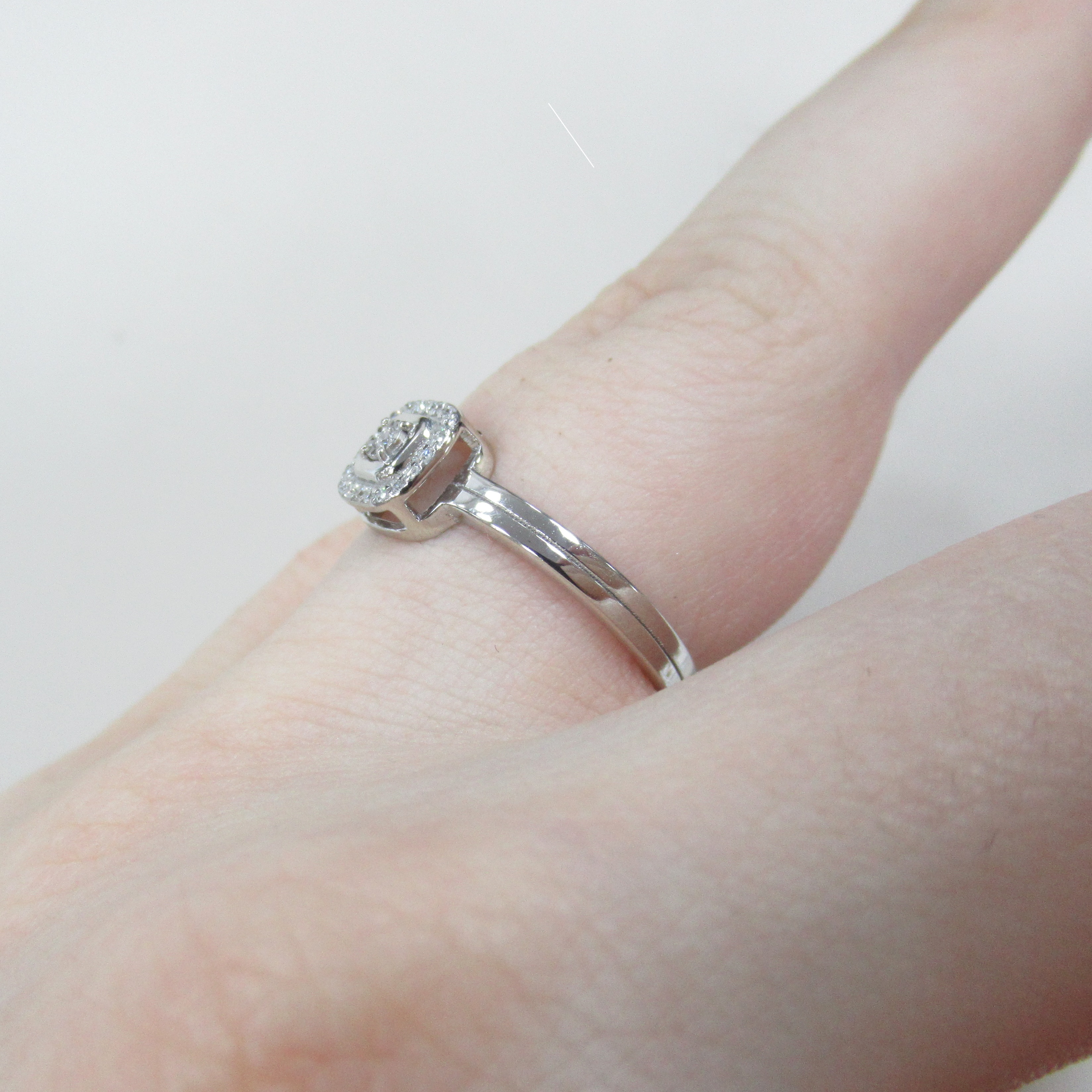 Кольцо из белого золота с бриллиантами